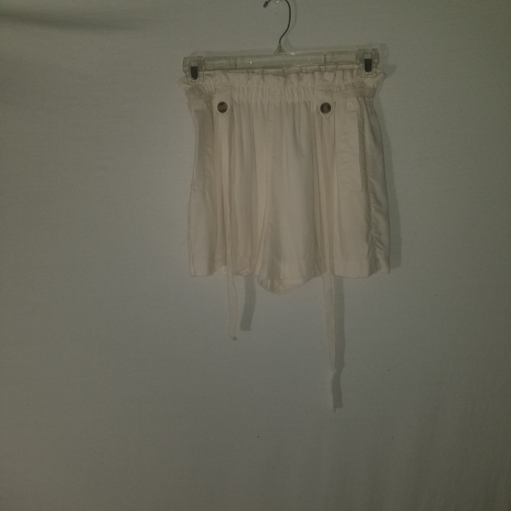 NWT. American Eagle Outfitters Shorts. BB2